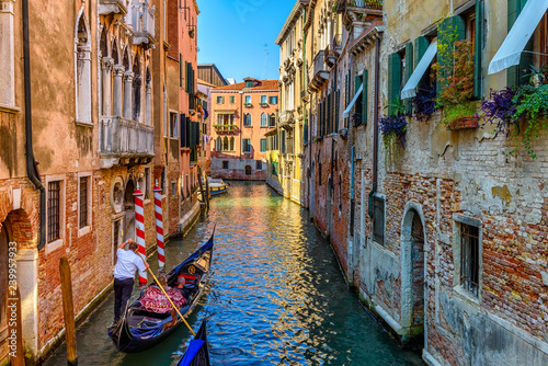 Wąski kanał z gondolą i mostem w Wenecja, Włochy. Architektura i punkt orientacyjny Wenecji. Przytulny pejzaż Wenecji.