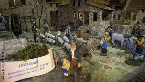 Reproduction du village aux 450 crèches de noël Lucéram en santons de Provence © Noble Nature