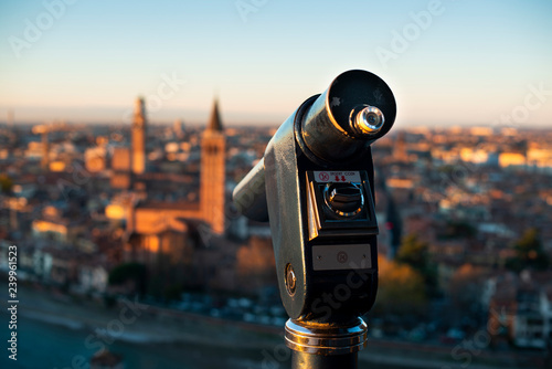 Fotografia A close up photo of a public monocular on the top of a mountain with spectacular aerial views of the old city of Verona in Italy
