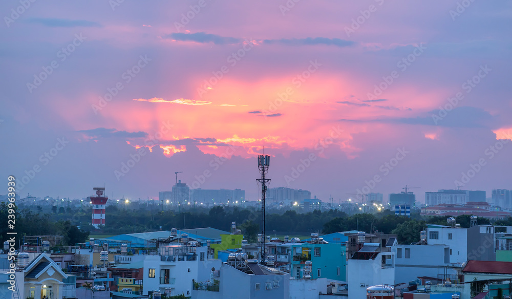Φωτογραφία The sunset view in the urban area of the city when the sun has just turned off,