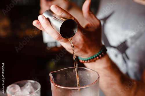 Cuadro en lienzo Brutal bartender pours Negroni cocktail