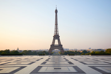 Poster Eiffelturm Leerer Trocadero am klaren Sommermorgen  © andersphoto