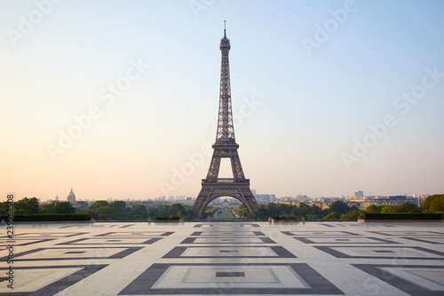 Obraz na plátně Eiffel tower, empty Trocadero, nobody in a clear summer morning in Paris, France