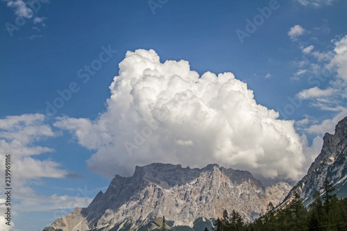 Zugspitze mit Wolkenhut