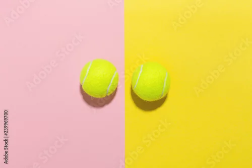 Obraz Piłki tenisowe leżały płasko na różowo i żółto