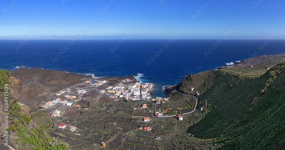 El Hierro - Panorama Blick auf Tamaduste, rechts der Flughafen der kleinsten Kanarischen Insel