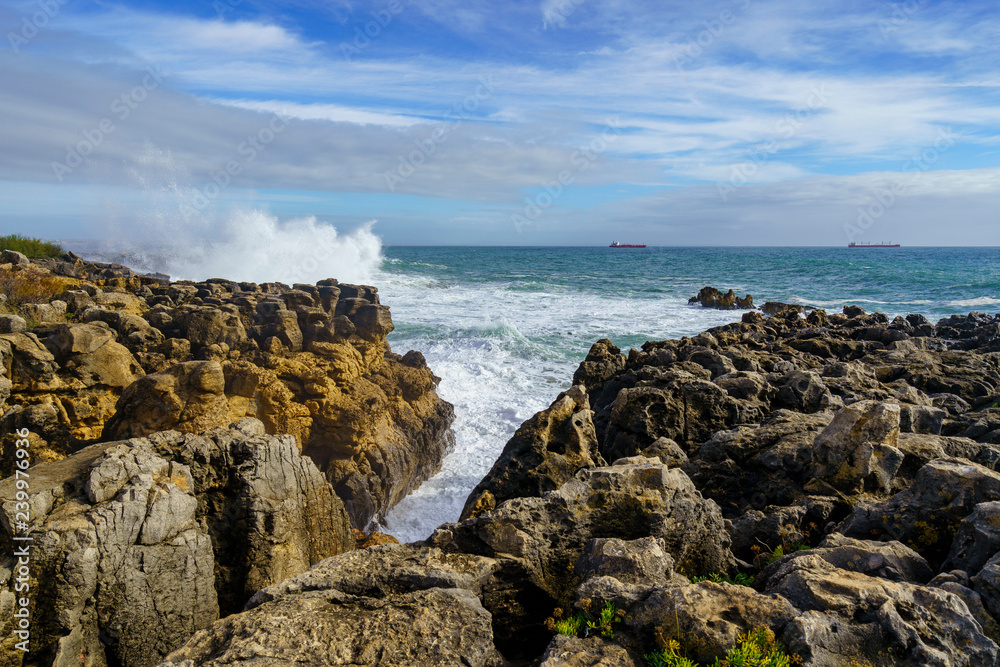 Urlaubsort Cascais mit seiner spektakulären Küste am Atlantik in der Nähe von Lissabon, Portugal Urlaubsort Cascais mit seiner spektakulären Küste am Atlantik in der Nähe von Lissabon, Portugal