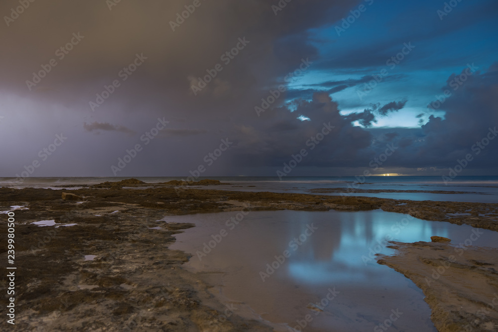 Obraz premium Lightning and clouds on sescape