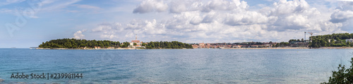 Fototapeta Naklejka Na Ścianę i Meble -  Beautiful bay near Rovinj, clear water and stony beach, Croatia, Panorama