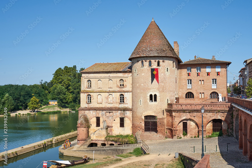 Fototapeta premium La Tour de la Défense or Mill Tour At Villemur Sur Tarn Languedo