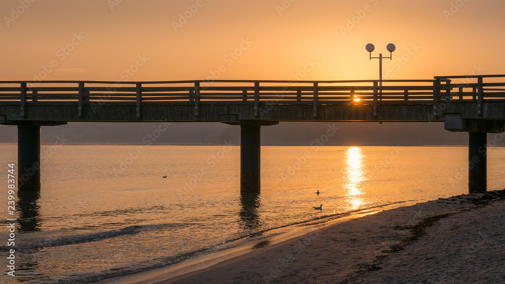 Sonnenaufgang mit Seebrücke an der Ostsee