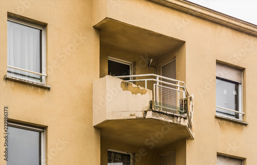 Foto Pfusch am Bau Bauschaden Balkon am Neubau mit Wasserschaden - Structural damage