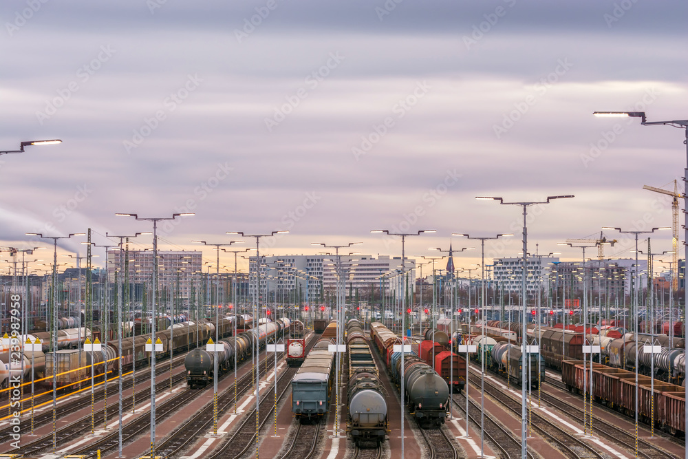 Riesiger Güterbahnhof mit Stadtpanorama
