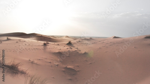 Marokko Sahara Wüste im Sonnenuntergang, mit weicher abendstimmung