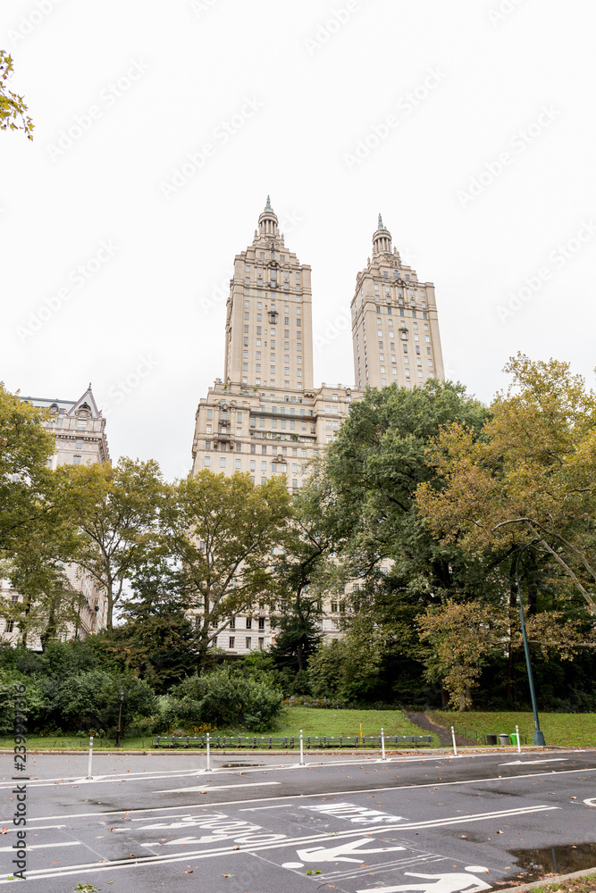 Obraz premium buildings and city park in new york, usa