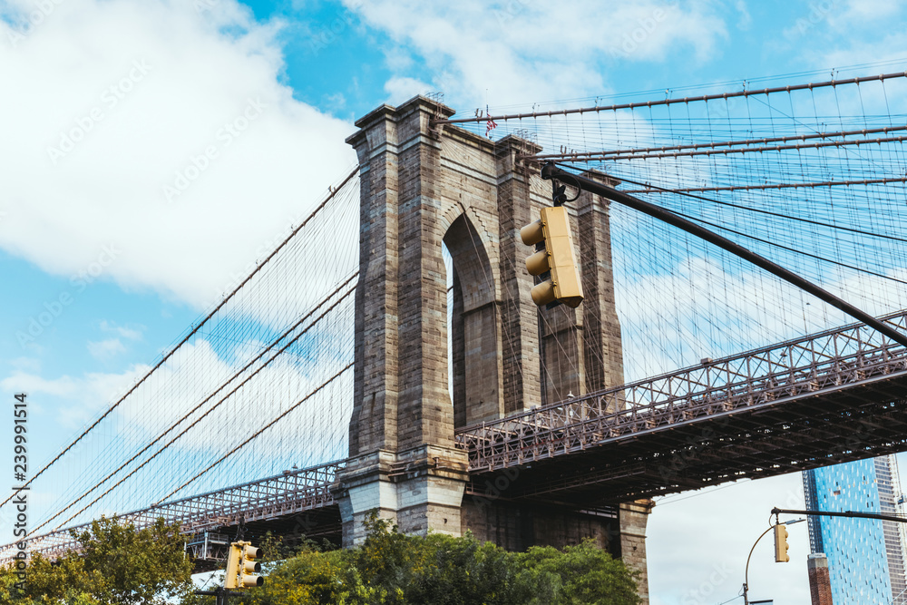 Fototapeta premium most brookliński i zachmurzone niebo w nowym jorku, usa