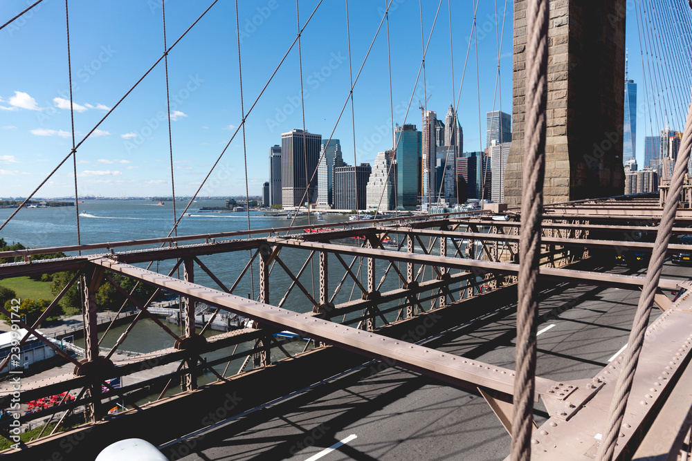 Obraz premium urban scene of manhattan from brooklyn bridge in new york, usa