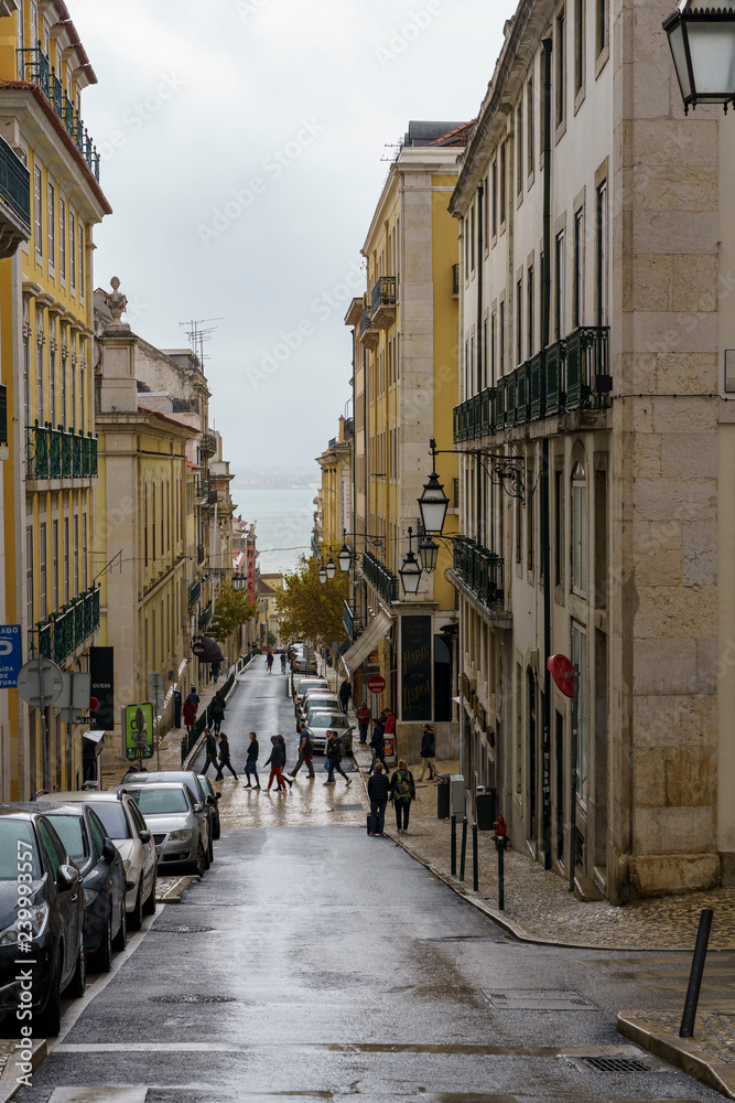Unterwegs in Stadtteil Chiado von Lissabon,  Portugal