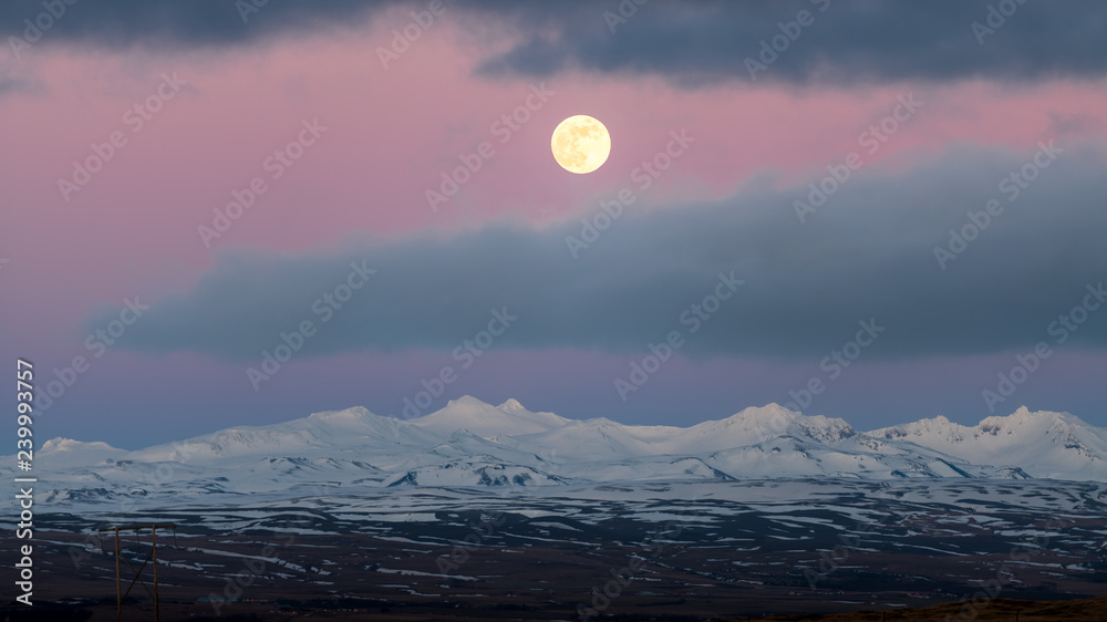 Mondaufgang bei Sonnenuntergang über den Bergen von Island