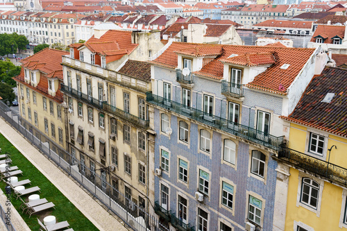 Die Ruinen der Kirche Convento do Carmo und Blick von der Terrasse Terraços do Carmo im Stadtteil Chiado, auf Lissabon mit dem Rossio Platz und das Castelo de Sao Jorge, Lissabon, Portugal