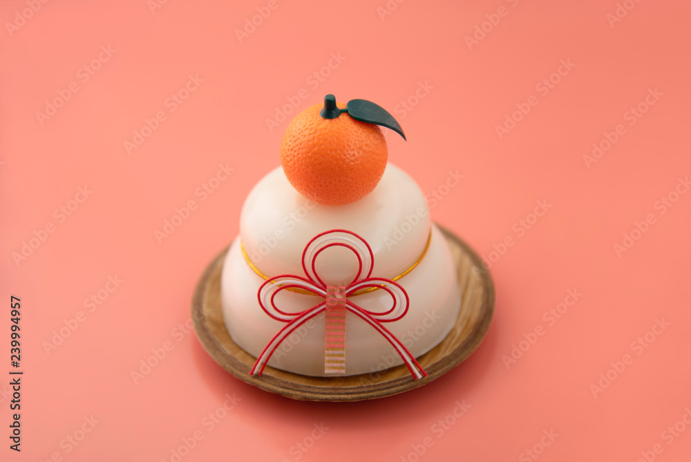 お正月 鏡餅イメージ素材 おしゃれな現代風アレンジのお飾りとみかんがかわいい鏡餅 ピンク背景 Photos Adobe Stock