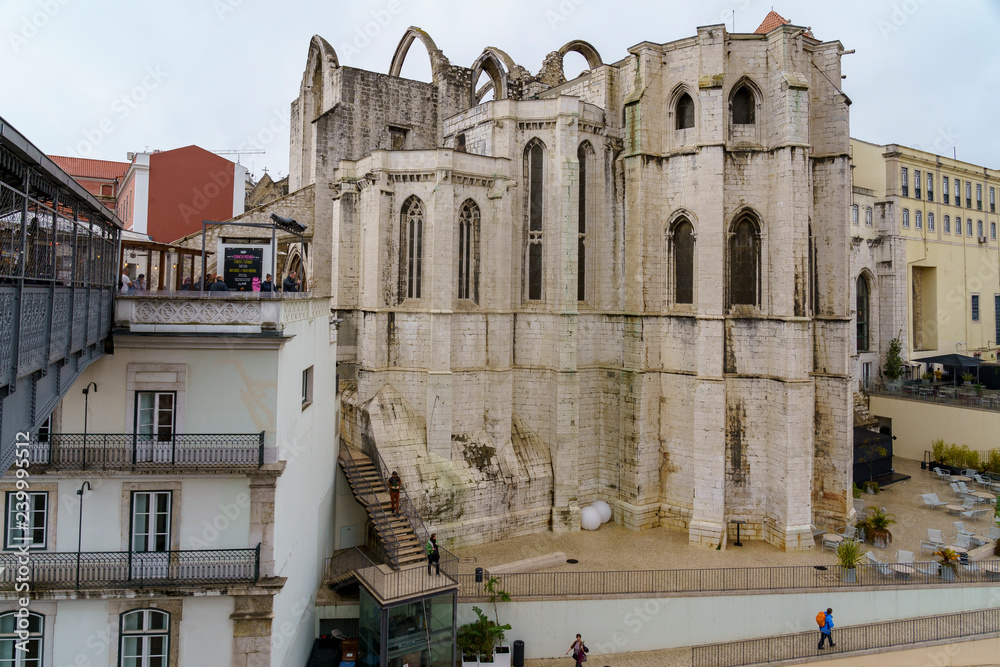 Die Ruinen der Kirche Convento do Carmo und Blick von der Terrasse Terraços do Carmo im Stadtteil Chiado, auf Lissabon mit dem Rossio Platz und das Castelo de Sao Jorge, Lissabon,  Portugal