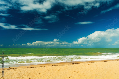 praia e céu azul com nuvens