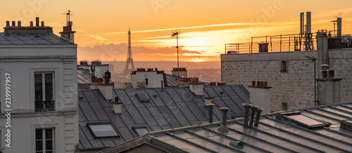 Valokuva The Eiffel Tower and the rooftops of Paris seen from Montmartre with a sunset