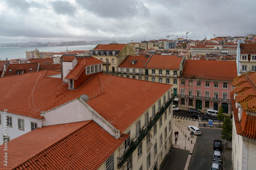Blick auf Lissabon von einer Aussichtsterasse im Lissaboner Stadtteil Mouraria, Lissabon,  Portugal