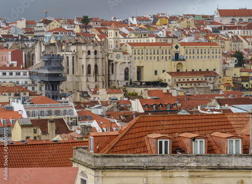 Blick auf Lissabon von einer Aussichtsterasse im Lissaboner Stadtteil Mouraria, Lissabon, Portugal