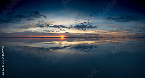 Cuadro en lienzo Panoramic sunrise over Salar de Uyuni, Bolivia, with water reflection