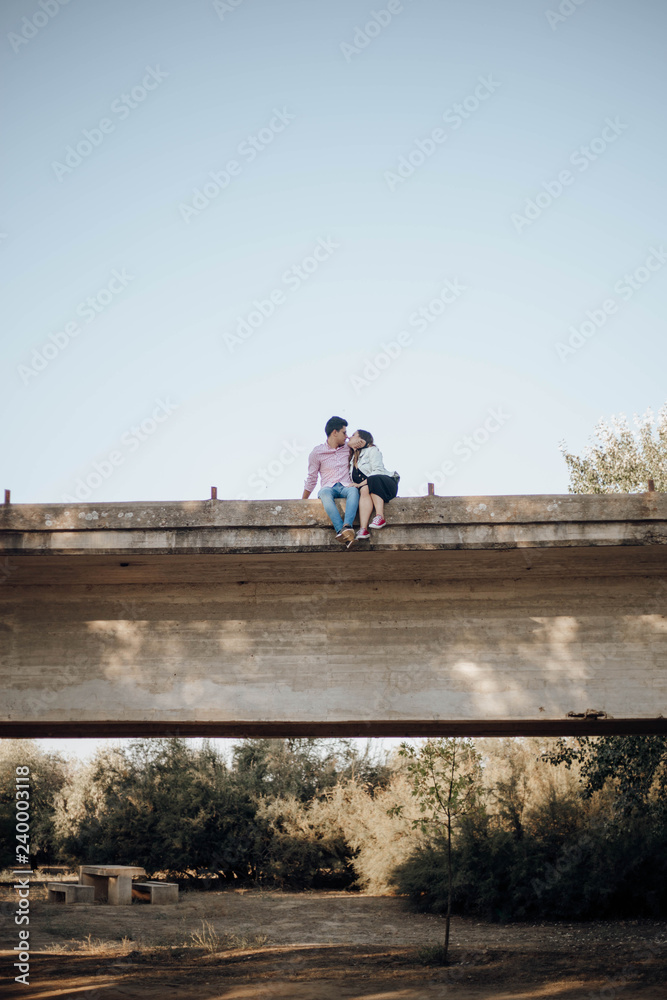 Obraz premium Pareja enamorada en el puente 