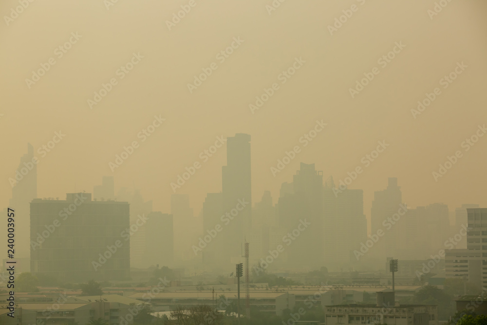Plakat Budynek biurowy pod smogiem w Bangkoku