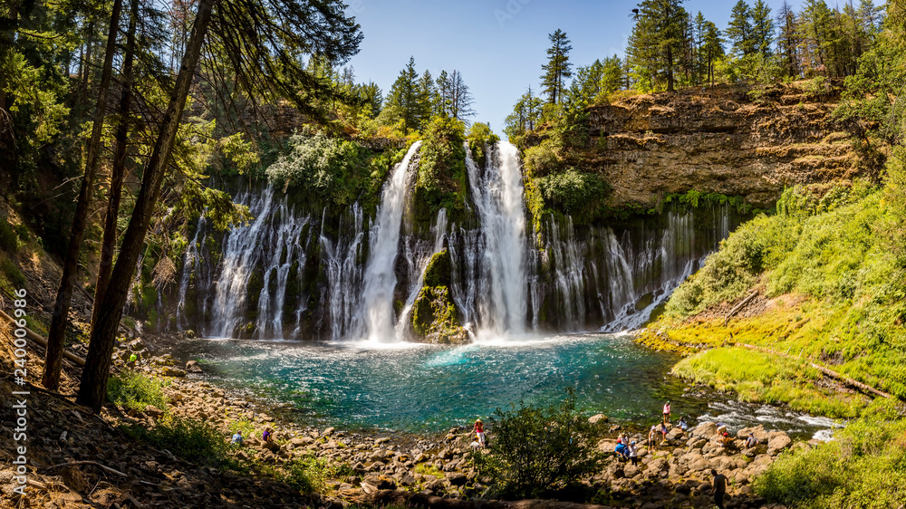 Obraz premium Panoramiczne wodospady w rzece