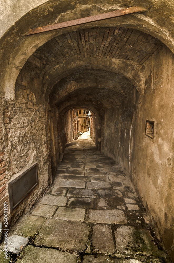 Antico e caratteristico vicolo medievale (Chiusdino, Italia)