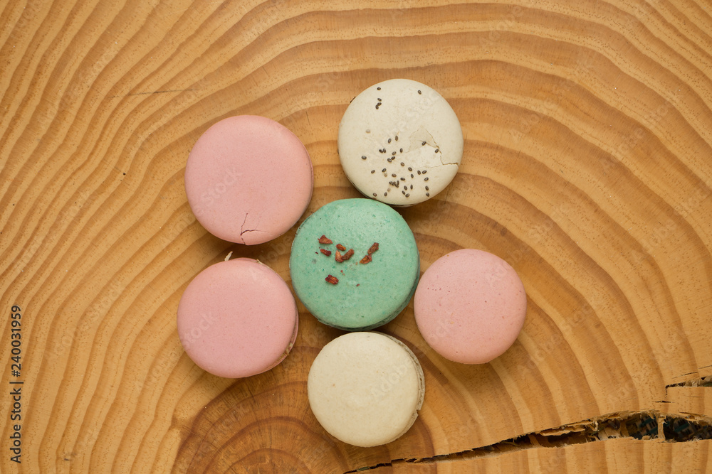 Obraz premium Colorful French or Italian macaron on the wood table with copy space for background. Macarons or macaroons is French dessert