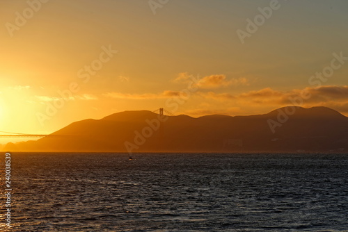 San Franzisko mit Golden Gate bei Sonnenuntergang