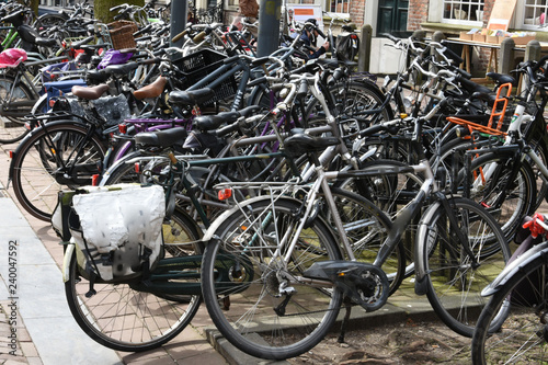fietsenstalling vol met fietsen in een studentenstad