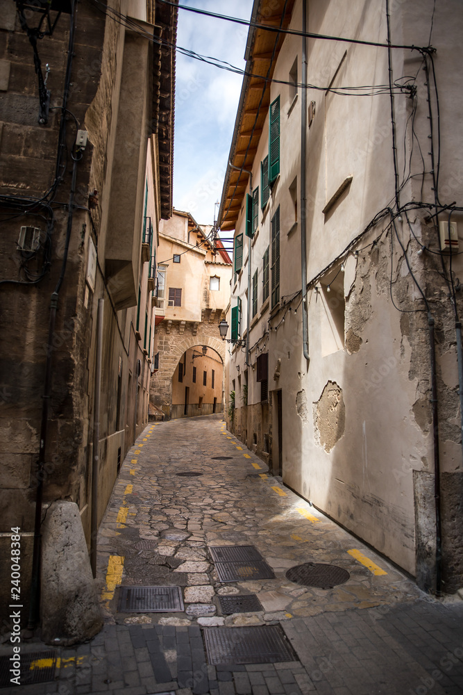 narrow street in palma de mallorca