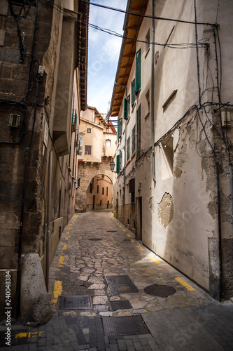 Fototapeta Naklejka Na Ścianę i Meble -  narrow street in palma de mallorca