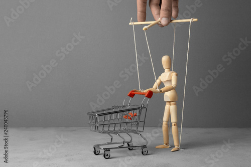 Fotografia Control over the behavior of the buyer
