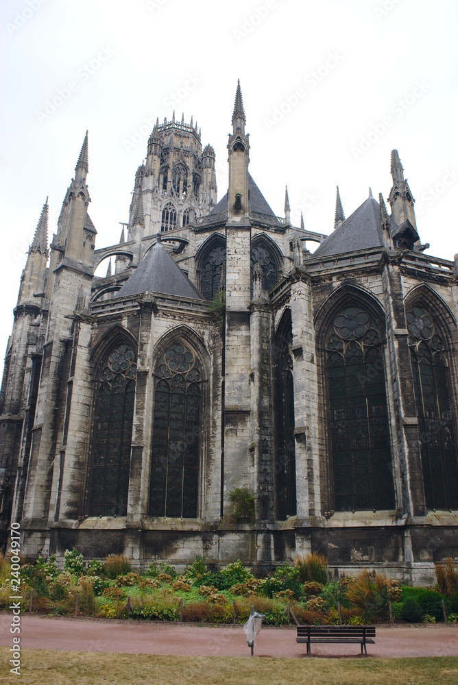 Abbaye Saint-Ouen à Rouen en Normandie, France. Style gothique. Vue des jardins de l'Hotel de Ville, en contre-plongée