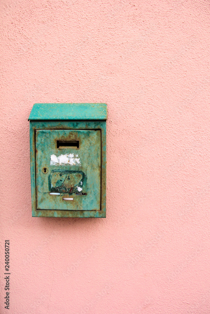 Grüner alter Briefkasten