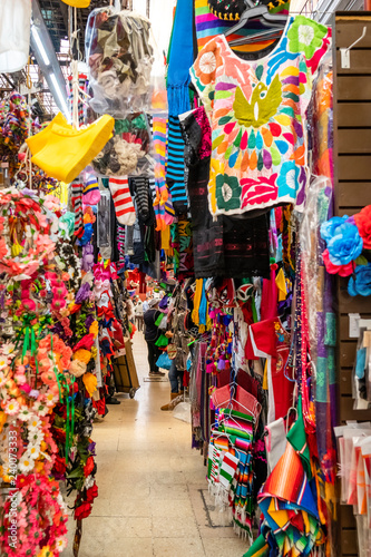 Haengende, bunte Kleidung auf Markt in Mexiko