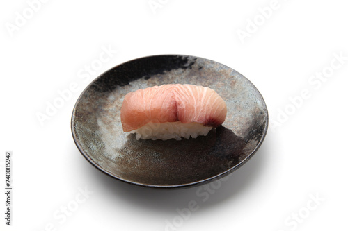 お皿にのせたカンパチ 寿司 白背景 