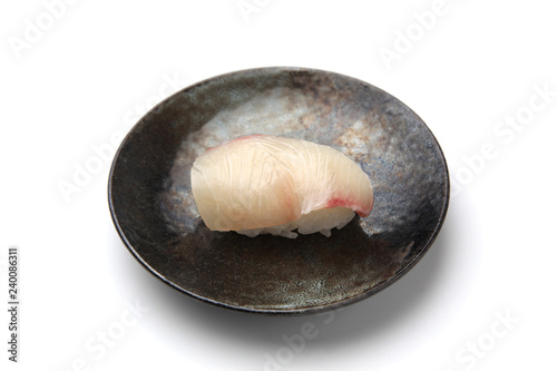 お皿にのせたハマチ 寿司 白背景 