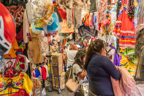 Bunte Staende im Markt Coyoacan, Mexiko Stadt
