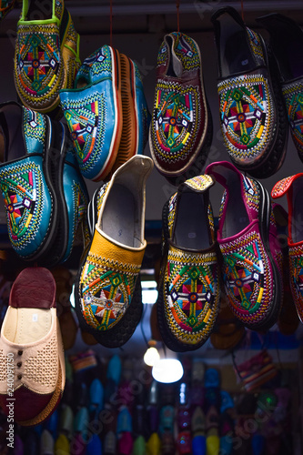 Tradycyjne marokańskie buty na targu
