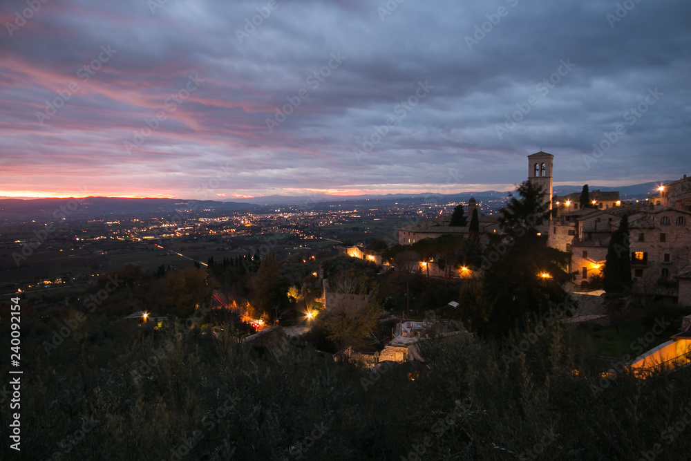 Panorama di Assisi durante un tramonto invernale