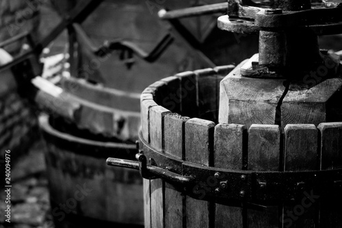 Photos Vieux pressoir à vin en bois